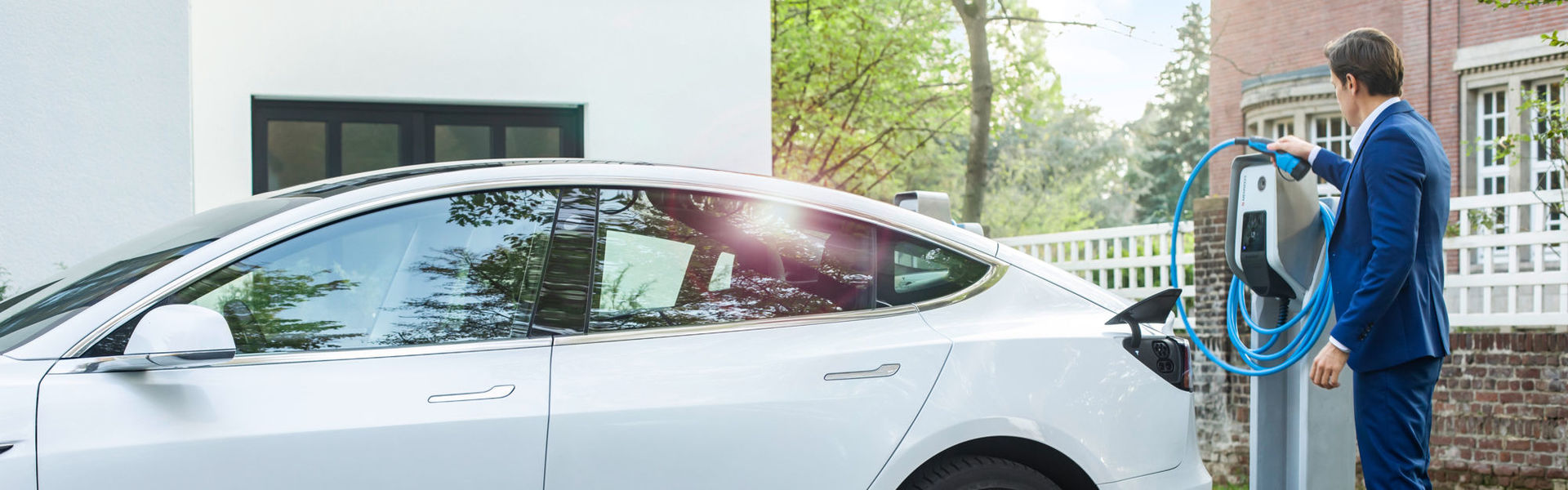 Elektrischer Dienstwagen mit Wallbox zu Hause laden