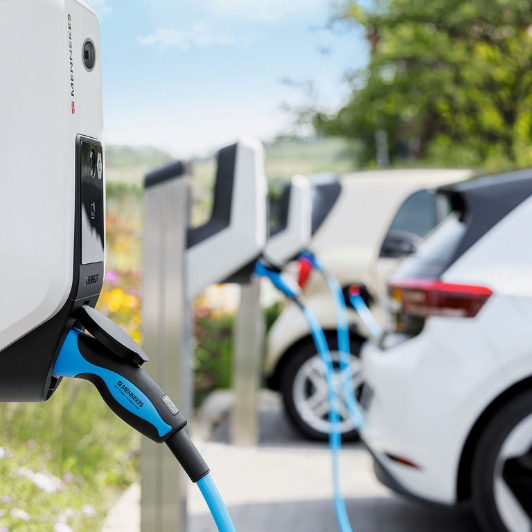 Elektroautos laden auf einem Kundenparkplatz