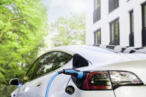 Elektroauto wird aufgeladen