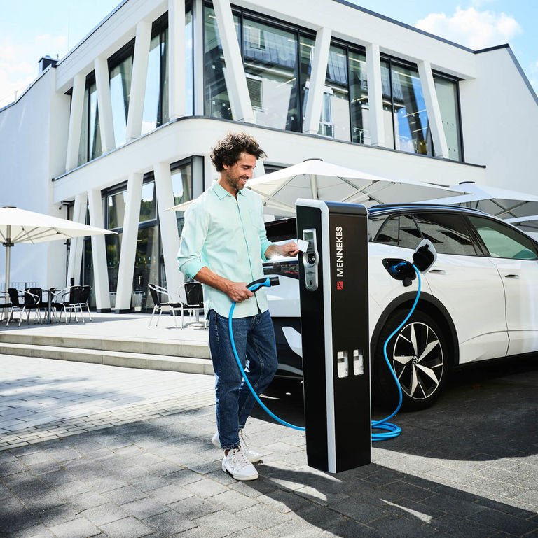 E-Autofahrer lädt an einer öffentlichen Ladesäule